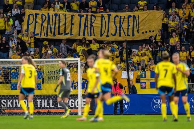 Sport Bilder des Tages 250603 Fans of Sweden with a sign directed to Pernille Harder of Denmark (not pictured) during the Women s Nations League football match between Sweden and Denmark on June 3, 2025 in Stockholm. Photo: Joel Marklund BILDBYRAN kod JM JM0698 fotboll football soccer fotball nations league uefa womens nations league sverige sweden danmark denmark dam bbeng publik Copyright: JOELxMARKLUND BB250603JM102