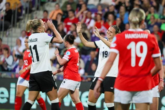 Wien, Österreich 03. Juni 2025: UEFA Nations League Women - 2025 - Österreich vs. Deutschland Im Bild: v.li. Torschützin Lea Schüller Schueller (Deutschland) macht das Tor zum 2:0 für Deutschland und jubelt mit Klara Bühl Buehl (Deutschland) Generali Arena Copyright: xFotostandx xFantinix