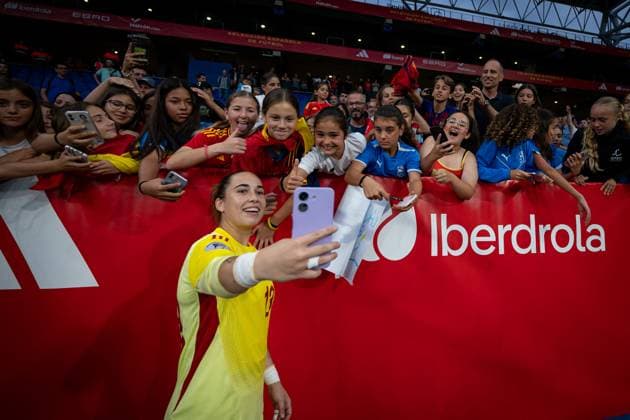 CALCIO - UEFA Nations League - Women s SPAIN vs ENGLAND Goalkeeper Cata Coll (Spain) with the fans during a Women s Nations League match between Spain and England at Stage Front Stadium in Barcelona, Barcelona, Spain, on June 03 2025. Photo by Felipe Mondino Barcelona Spain  Copyright: xIPAxSport ABACAx