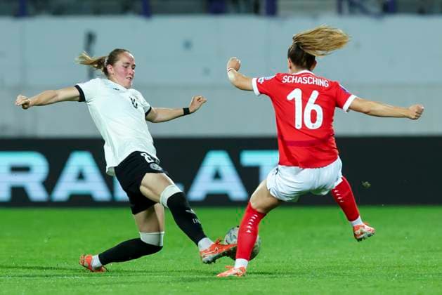Sydney Lohmann (Germany) und Annabel Schasching (Austria) kaempfen um den Ball, UEFA Women s Nations League 2024 25 Grp A1 MD6, Austria and Germany, Viola Park am 03. June 2025 in Wien, Oesterreich. (Foto von Marco Steinbrenner DeFodi Images) Sydney Lohmann (Germany) und Annabel Schasching (Austria) battle for the ball, UEFA Women s Nations League 2024 25 Grp A1 MD6, Austria and Germany, Viola Park, June 3, 2025 in Vienna, Austria. (Photo by Marco Steinbrenner DeFodi Images)