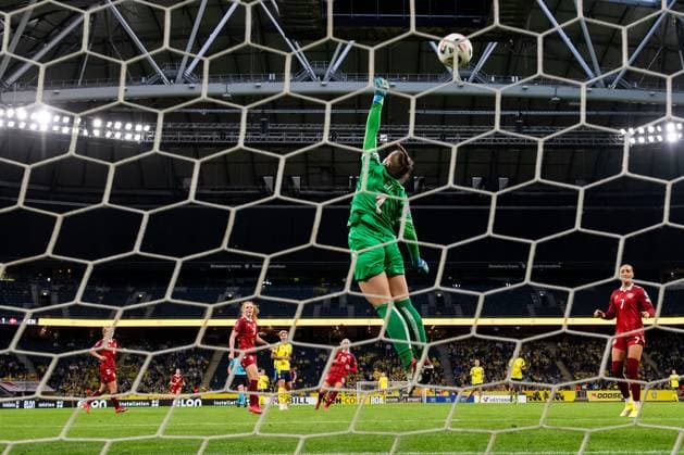 250603 Lina Hurtig of Sweden scores 6-1 behind goalkeeper Maja Bay ostergaard of Denmark during the Women s Nations League football match between Sweden and Denmark on June 3, 2025 in Stockholm. Photo: Emma Wallskog BILDBYRAN COP 320 JM0698 fotboll football soccer fotball nations league uefa womens nations league sverige sweden danmark denmark dam bbeng Copyright: EMMAxWALLSKOG BB250603EW055