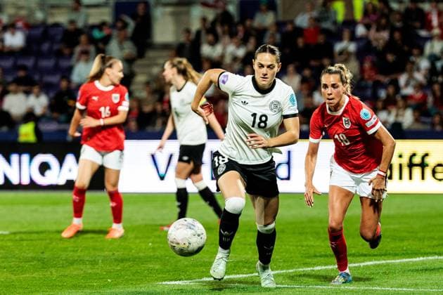 UEFA Women’s Nations League: Österreich - Deutschland; 03.06.2025 Zweikampf Giovanna Hoffmann (Deutschland, 18), Julia Hickelsberger (Österreich, 18) UEFA Women’s Nations League: Österreich - Deutschland; Wien, Franz-Horr-Stadion am 03.06.2025 Copyright: xBEAUTIFULxSPORTS Wunderlx
