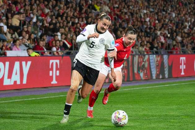 GER, Bremen, Fußballl, Frauenfussball, UEFA Womens Nations League, 6. Spieltag, Oesterreich vs. Deutschland im Bild v.l.: Carlotta Wamser (GER 05), Maria Plattner (AUT 04), Zweikampf 03.06.2025, Franz-Horr-Stadion Wien UEFA REGULATIONS PROHIBIT ANY USE OF PHOTOGRAPHS AS IMAGE SEQUENCES AND OR QUASI-VIDEO, Copyright: HMBxMedia PaulxFritz