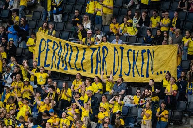 250603 Fans of Sweden with a sign directed to Pernille Harder of Denmark (not pictured) during the Women s Nations League football match between Sweden and Denmark on June 3, 2025 in Stockholm. Photo: Simon Hastegard BILDBYRAN kod SH JM0698 fotboll football soccer fotball nations league uefa womens nations league sverige sweden danmark denmark dam bbeng publik Copyright: SIMONxHASTEGARD BB250603SH065