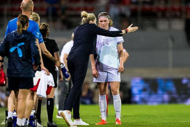 250603 Head coach Gemma Grainger of Norway and Signe Gaupset of Norway during the UEFA Women™s Nations League football match between Switzerland and Norway on June 3, 2025 in Sion. Photo: Marius Simensen BILDBYRAN COP 238 bbeng dam football fotball fotboll norge norway soccer sveits switzerland uefa women s nations league Copyright: MARIUSxSIMENSEN BB250603BB781