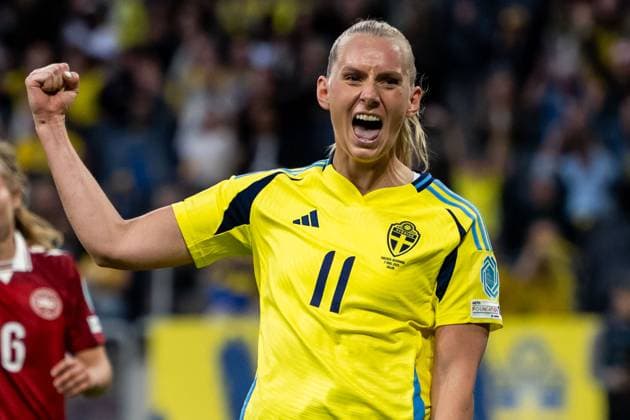 250603 Stina Blackstenius of Sweden celebrates after 5-1 during the Women s Nations League football match between Sweden and Denmark on June 3, 2025 in Stockholm. Photo: Emma Wallskog BILDBYRAN COP 320 JM0698 fotboll football soccer fotball nations league uefa womens nations league sverige sweden danmark denmark dam bbeng jubel Copyright: EMMAxWALLSKOG BB250603EW065