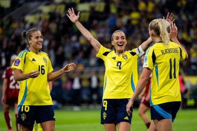 250603 Stina Blackstenius of Sweden celebrates with Filippa Angeldahl and Kosovare Asllani after 5-1 during the Women s Nations League football match between Sweden and Denmark on June 3, 2025 in Stockholm. Photo: Emma Wallskog BILDBYRAN COP 320 JM0698 fotboll football soccer fotball nations league uefa womens nations league sverige sweden danmark denmark dam bbeng jubel Copyright: EMMAxWALLSKOG BB250603EW066