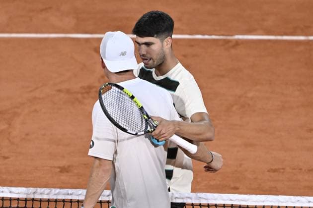2025 Roland-Garros - Day 10 PARIS, FRANCE - JUNE 3: Carlos Alcaraz of Spain celebrates after winning against Tommy Paul (not seen) of US during the Men s Singles Quarter-Final match on day ten of the 2025 French Open at Court Philippe-Chatrier in Paris, France on June 3, 2025. Burak Akbulut Anadolu Paris France. Editorial use only. Please get in touch for any other usage.  Copyright: x2025xAnadoluxBurakxAkbulutx