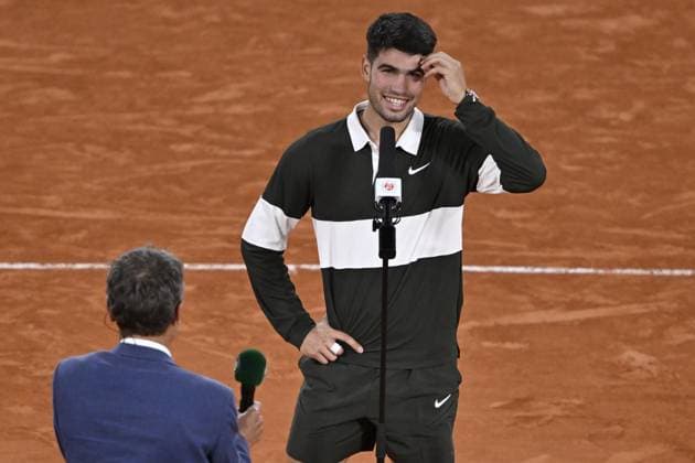Sport Bilder des Tages 2025 Roland-Garros - Day 10 PARIS, FRANCE - JUNE 3: Carlos Alcaraz of Spain delivers a victory speech after winning against Tommy Paul (not seen) of US during the Men s Singles Quarter-Final match on day ten of the 2025 French Open at Court Philippe-Chatrier in Paris, France on June 3, 2025. Burak Akbulut Anadolu Paris France. Editorial use only. Please get in touch for any other usage.  Copyright: x2025xAnadoluxBurakxAkbulutx