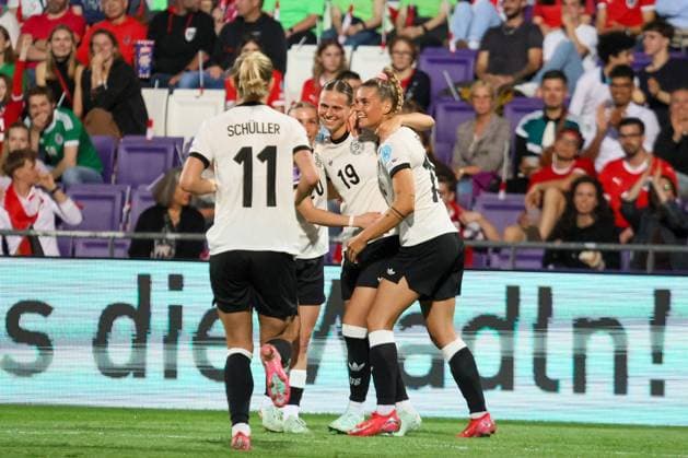 Wien, Österreich 03. Juni 2025: UEFA Nations League Women - 2025 - Österreich vs. Deutschland Im Bild: v.li. die Zweite Torschützin Klara Bühl Buehl (Deutschland) macht das Tor zum 4:0 für Deutschland und jubelt mit Elisa Senß Senss (Deutschland) und Selina Cerci (Deutschland) Generali Arena Copyright: xFotostandx xFantinix