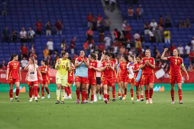 June 3, 2025, Cornella, Barcelona, SPAIN: Players of Spain celebrate with the fans after the team s victory during the UEFA Womens Nations League 2024 25 Grp A3 MD 6, match between Spain and England at RCDE Stadium on June 03, 2025 in Cornella, Barcelona, Spain. Cornella SPAIN - ZUMAa181 20250603_zaa_a181_199 Copyright: xJavierxBorregox