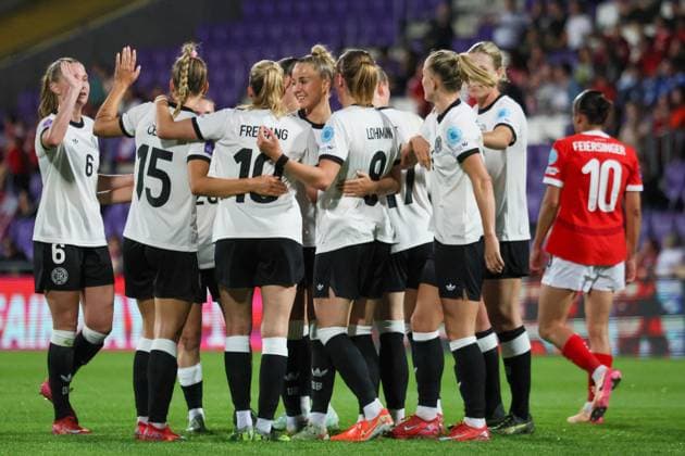 Wien, Österreich 03. Juni 2025: UEFA Nations League Women - 2025 - Österreich vs. Deutschland Im Bild: v.li. die Vierte Torschützin Sydney Lohmann (Deutschland) macht das Tor zum 5:0 für Deutschland und jubelt mit ihren Mannschaftskolleginnen Generali Arena Copyright: xFotostandx xFantinix
