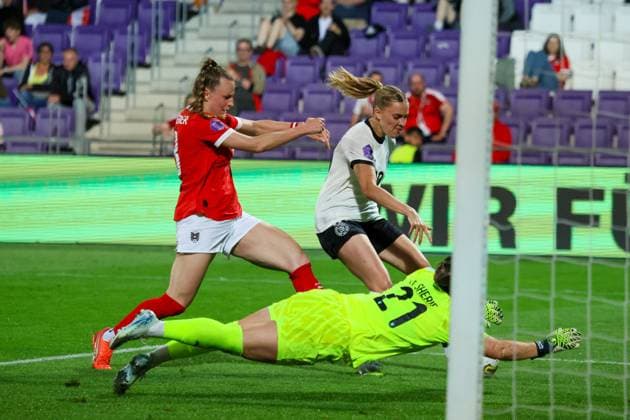 Sport Bilder des Tages Wien, Österreich 03. Juni 2025: UEFA Nations League Women - 2025 - Österreich vs. Deutschland Im Bild: v.li. die Zweite Torschützin Laura Freigang (Deutschland) macht das Tor zum 6:0 für Deutschland Generali Arena Copyright: xFotostandx xFantinix