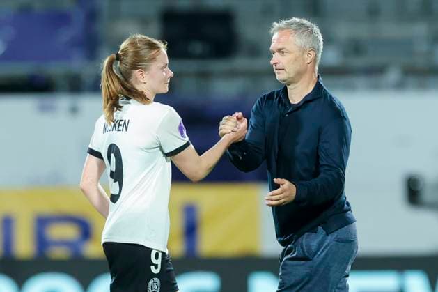 Sjoeke Nuesken (Germany) und Bundestrainer Christian Wueck (Germany) geben sich die Hand, UEFA Women s Nations League 2024 25 Grp A1 MD6, Austria and Germany, Viola Park am 03. June 2025 in Wien, Oesterreich. (Foto von Marco Steinbrenner DeFodi Images) Sjoeke Nuesken (Germany) und Bundestrainer Christian Wueck (Germany) shake hands, UEFA Women s Nations League 2024 25 Grp A1 MD6, Austria and Germany, Viola Park, June 3, 2025 in Vienna, Austria. (Photo by Marco Steinbrenner DeFodi Images)