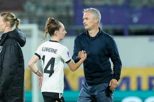 Sophia Kleinherne (Germany) und Bundestrainer Christian Wueck (Germany) geben sich die Hand, UEFA Women s Nations League 2024 25 Grp A1 MD6, Austria and Germany, Viola Park am 03. June 2025 in Wien, Oesterreich. (Foto von Marco Steinbrenner DeFodi Images) Sophia Kleinherne (Germany) und Bundestrainer Christian Wueck (Germany) shake hands, UEFA Women s Nations League 2024 25 Grp A1 MD6, Austria and Germany, Viola Park, June 3, 2025 in Vienna, Austria. (Photo by Marco Steinbrenner DeFodi Images)