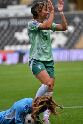 3 June 2025_UEFA Women s Nations League_Swansea.com stadium_ Wales Women v Italy Women Valentina Giacinti ITALY WOMEN applauds after she is denied by Safia Middleton-Patel WALES WOMEN COLORSPORT Winston Bynorth 