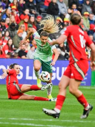 Football - Women™s Nations League - League A - Group 4 - Wales vs Igtaly - Swansea.com Stadium - Tuesday 3rd June 2025 Michela Cambiaghi ITALY WOMEN challenged by Gemma Evans WALES WOMEN COLORSPORT Winston Bynorth 