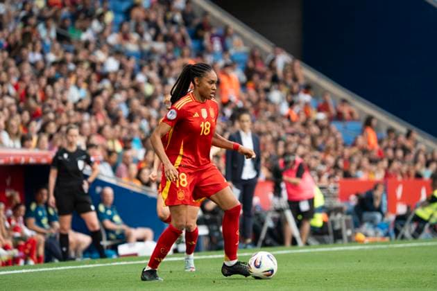 Spain v England - UEFA Women s Nations League 2024 25 Grp A3 MD6 Salma Paralluelo of the Spanish national team, Nationalteam plays during the UEFA Women s Nations League 2024 25 Group A3 match between Spain and England at RCDE Stadium in Barcelona, Spain, on June 3, 2025. Barcelona Spain  Copyright: xRubenxDexLaxRosax originalFilename:delarosa-uefawome250603_npJZt.jpg