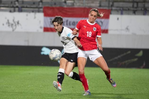 GER, Bremen, Fußballl, Frauenfussball, UEFA Womens Nations League, 6. Spieltag, Oesterreich vs. Deutschland im Bild v.l.: Sara Doorsoun (GER 23), Julia Hickelsberger (AUT 18), Zweikampf 03.06.2025, Franz-Horr-Stadion Wien UEFA REGULATIONS PROHIBIT ANY USE OF PHOTOGRAPHS AS IMAGE SEQUENCES AND OR QUASI-VIDEO, Copyright: HMBxMedia PaulxFritz