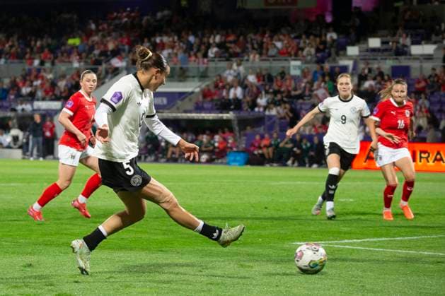 GER, Bremen, Fußballl, Frauenfussball, UEFA Womens Nations League, 6. Spieltag, Oesterreich vs. Deutschland im Bild v.l.: Carlotta Wamser (GER 05), Torschuss 03.06.2025, Franz-Horr-Stadion Wien UEFA REGULATIONS PROHIBIT ANY USE OF PHOTOGRAPHS AS IMAGE SEQUENCES AND OR QUASI-VIDEO, Copyright: HMBxMedia PaulxFritz
