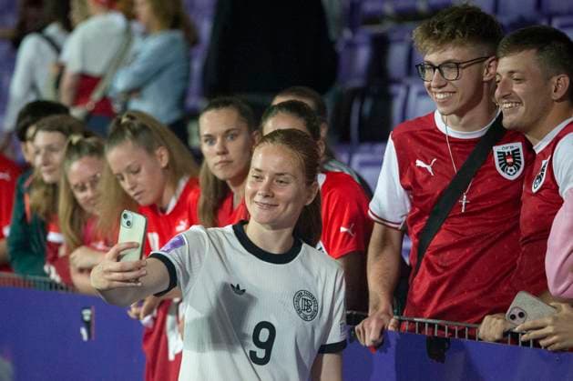 GER, Bremen, Fußballl, Frauenfussball, UEFA Womens Nations League, 6. Spieltag, Oesterreich vs. Deutschland im Bild v.l.: Sjoeke Nuesken (GER 09), macht Selfies mit Fans von Oesterreich 03.06.2025, Franz-Horr-Stadion Wien UEFA REGULATIONS PROHIBIT ANY USE OF PHOTOGRAPHS AS IMAGE SEQUENCES AND OR QUASI-VIDEO, Copyright: HMBxMedia PaulxFritz
