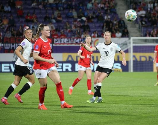 03.06.2025, xgrfx, Fussball UEFA Women s Nations League , Österreich - Deutschland v.l. Selina Cerci (Deutsche Frauennationalmannschaft), Virginia Kirchberger (Österreich), Laura Freigang (Deutsche Frauennationalmannschaft) (DFL DFB REGULATIONS PROHIBIT ANY USE OF PHOTOGRAPHS as IMAGE SEQUENCES and or QUASI-VIDEO) Wien