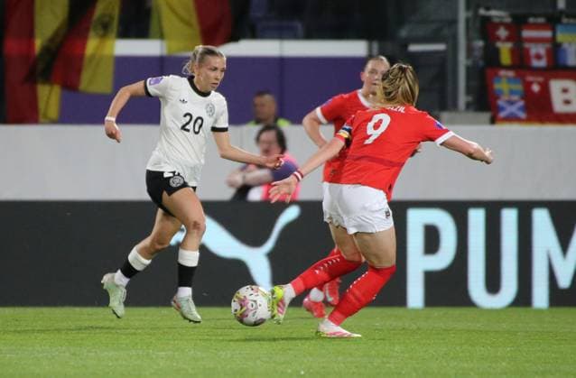 03.06.2025, xgrfx, Fussball UEFA Women s Nations League , Österreich - Deutschland v.l. Elisa Senß (Deutsche Frauennationalmannschaft), Sarah Zadrazil (Österreich) (DFL DFB REGULATIONS PROHIBIT ANY USE OF PHOTOGRAPHS as IMAGE SEQUENCES and or QUASI-VIDEO) Wien