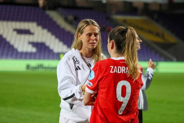 Wien, Österreich 03. Juni 2025: UEFA Nations League Women - 2025 - Österreich vs. Deutschland Im Bild: v.li. Klara Bühl Buehl (Deutschland) und Sarah Zadrazil (Österreich) nach dem Spiel in Wien Generali Arena Copyright: xFotostandx xFantinix