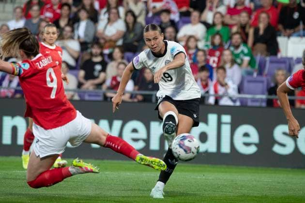 GER, Bremen, Fußballl, Frauenfussball, UEFA Womens Nations League, 6. Spieltag, Oesterreich vs. Deutschland im Bild v.l.: Klara Buehl (GER 19), Schuss 03.06.2025, Franz-Horr-Stadion Wien UEFA REGULATIONS PROHIBIT ANY USE OF PHOTOGRAPHS AS IMAGE SEQUENCES AND OR QUASI-VIDEO, Copyright: HMBxMedia PaulxFritz