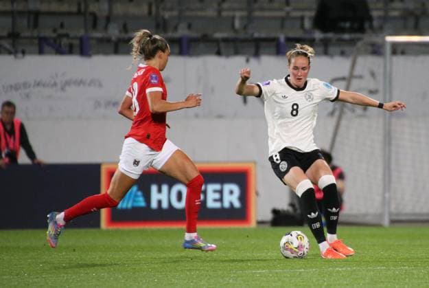 03.06.2025, xgrfx, Fussball UEFA Women s Nations League , Österreich - Deutschland v.l. Julia Hickelsberger (Österreich), Sydney Lohmann (Deutsche Frauennationalmannschaft) (DFL DFB REGULATIONS PROHIBIT ANY USE OF PHOTOGRAPHS as IMAGE SEQUENCES and or QUASI-VIDEO) Wien