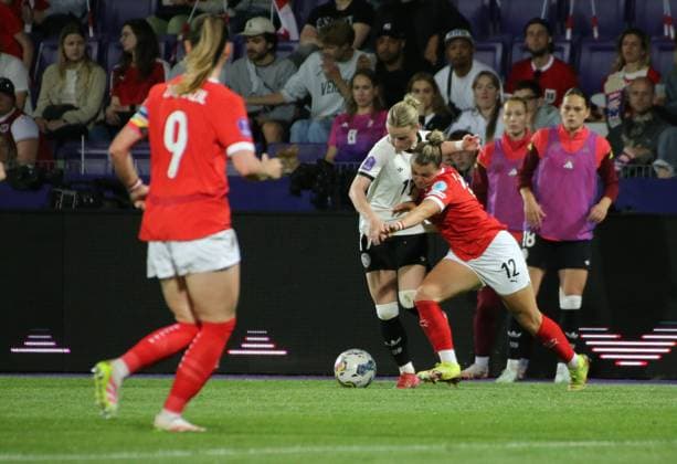 03.06.2025, xgrfx, Fussball UEFA Women s Nations League , Österreich - Deutschland v.l. Sarah Zadrazil (Österreich), Franziska Kett (Deutsche Frauennationalmannschaft), Laura Wienroither (Österreich) (DFL DFB REGULATIONS PROHIBIT ANY USE OF PHOTOGRAPHS as IMAGE SEQUENCES and or QUASI-VIDEO) Wien