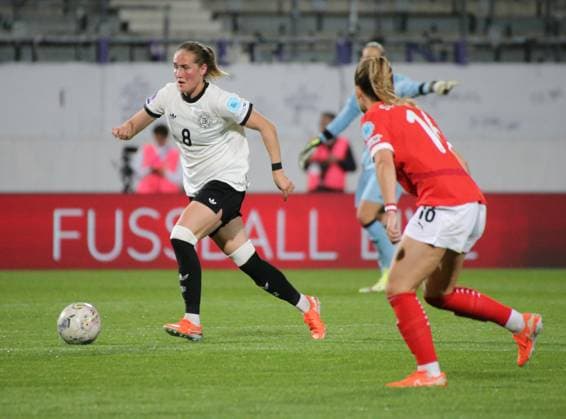03.06.2025, xgrfx, Fussball UEFA Women s Nations League , Österreich - Deutschland v.l. Sydney Lohmann (Deutsche Frauennationalmannschaft), Annabel Schaching (Österreich) (DFL DFB REGULATIONS PROHIBIT ANY USE OF PHOTOGRAPHS as IMAGE SEQUENCES and or QUASI-VIDEO) Wien