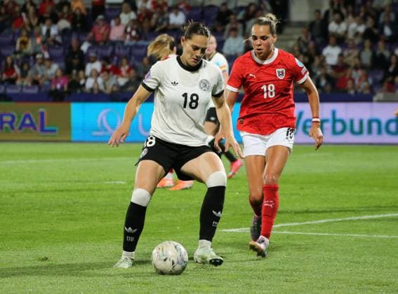 03.06.2025, xgrfx, Fussball UEFA Women s Nations League , Österreich - Deutschland v.l. Giovanna Hoffmann (Deutsche Frauennationalmannschaft), Julia Hickelsberger (Österreich) (DFL DFB REGULATIONS PROHIBIT ANY USE OF PHOTOGRAPHS as IMAGE SEQUENCES and or QUASI-VIDEO) Wien