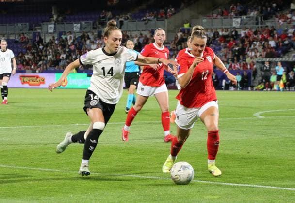 03.06.2025, xgrfx, Fussball UEFA Women s Nations League , Österreich - Deutschland v.l. Sophia Kleinherne (Deutsche Frauennationalmannschaft), Laura Wienroither (Österreich) (DFL DFB REGULATIONS PROHIBIT ANY USE OF PHOTOGRAPHS as IMAGE SEQUENCES and or QUASI-VIDEO) Wien