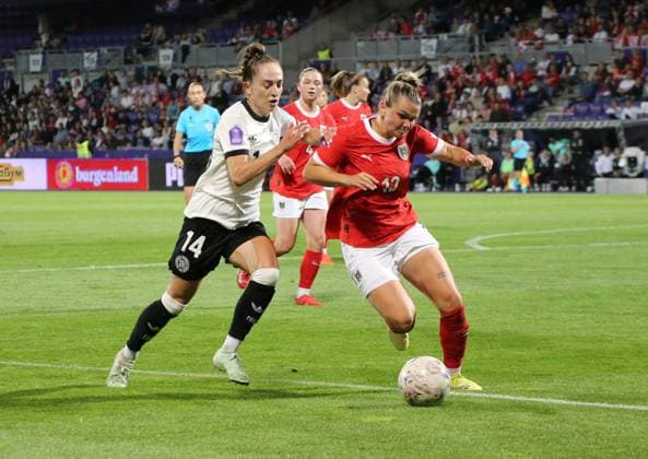 03.06.2025, xgrfx, Fussball UEFA Women s Nations League , Österreich - Deutschland v.l. Sophia Kleinherne (Deutsche Frauennationalmannschaft), Laura Wienroither (Österreich) (DFL DFB REGULATIONS PROHIBIT ANY USE OF PHOTOGRAPHS as IMAGE SEQUENCES and or QUASI-VIDEO) Wien