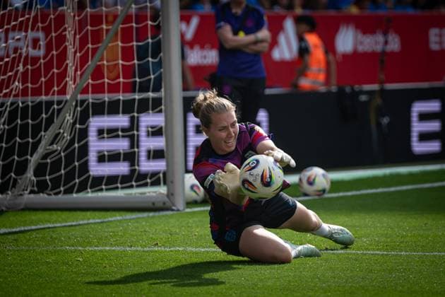 Women s Nations League match between Spain and England at Stage Front Stadium in Barcelona, Spain - 03 Jun 2025 Goalkeeper Hanna Hampton (England) warms up during a Women s Nations League match between Spain and England at Stage Front Stadium. Final Score: Spain 2 - England 1. Barcelona Spain Copyright: xFelipexMondinox xSOPAxImagesx SP0647-0028_