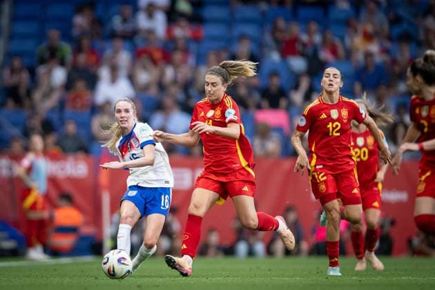 June 3, 2025, Barcelona, Spain: Georgia Stanway (England) and Alexia Putellas (Spain) in action during a Women s Nations League match between Spain and England at Stage Front Stadium. Final Score: Spain 2 - England 1. Barcelona Spain - ZUMAs197 20250603_aaa_s197_234 Copyright: xFelipexMondinox