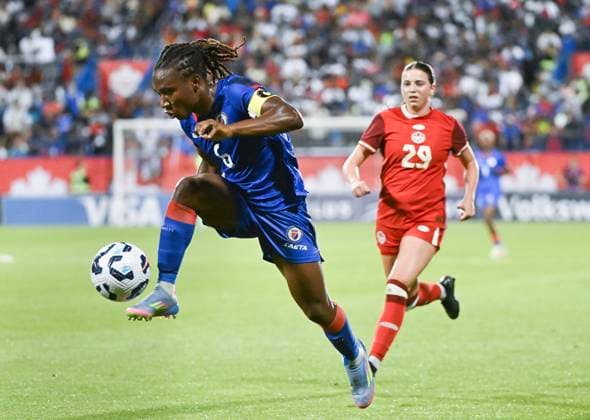 Sport Bilder des Tages June 3, 2025, Montreal, Pq, Canada: Haiti s Melchie Dumornay (6) gets by Canada s Kayla Briggs (29) during second half international soccer action in Montreal, Tuesday, June 3, 2025. Melchie Dumornay, Kayla Briggs,  - ZUMAc35_ 20250603_zaf_c35_103 Copyright: xGrahamxHughesx