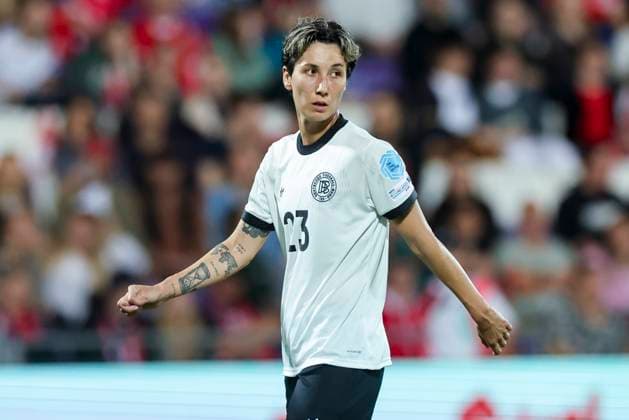 Sara Doorsoun (Germany) schaut, UEFA Women s Nations League 2024 25 Grp A1 MD6, Austria and Germany, Viola Park am 03. June 2025 in Wien, Oesterreich. (Foto von Marco Steinbrenner DeFodi Images) Sara Doorsoun (Germany) looks on, UEFA Women s Nations League 2024 25 Grp A1 MD6, Austria and Germany, Viola Park, June 3, 2025 in Vienna, Austria. (Photo by Marco Steinbrenner DeFodi Images)
