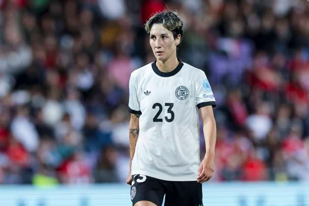 Sara Doorsoun (Germany) schaut, UEFA Women s Nations League 2024 25 Grp A1 MD6, Austria and Germany, Viola Park am 03. June 2025 in Wien, Oesterreich. (Foto von Marco Steinbrenner DeFodi Images) Sara Doorsoun (Germany) looks on, UEFA Women s Nations League 2024 25 Grp A1 MD6, Austria and Germany, Viola Park, June 3, 2025 in Vienna, Austria. (Photo by Marco Steinbrenner DeFodi Images)