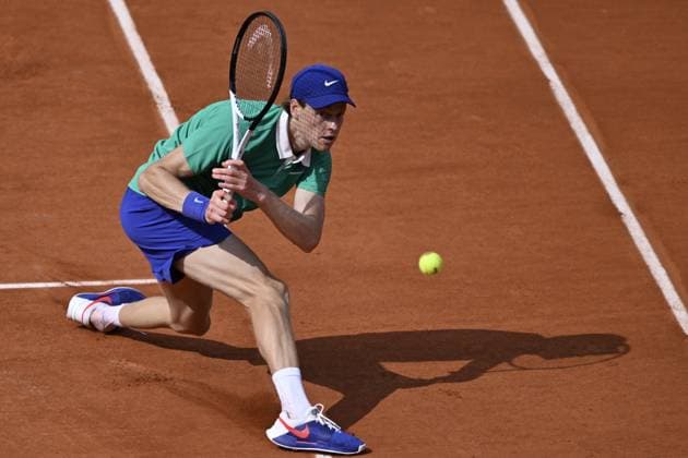 2025 Roland-Garros - Day 11 PARIS, FRANCE - JUNE 4: Jannik Sinner of Italy in action against Aleksandr Bublik (not seen) of Kazakhstan during the Men s Singles Quarter Final match on Day Eleven of the 2025 French Open at Court Philippe-Chatrier in Paris, France on June 4, 2025. Burak Akbulut Anadolu Paris France. Editorial use only. Please get in touch for any other usage.  Copyright: x2025xAnadoluxBurakxAkbulutx