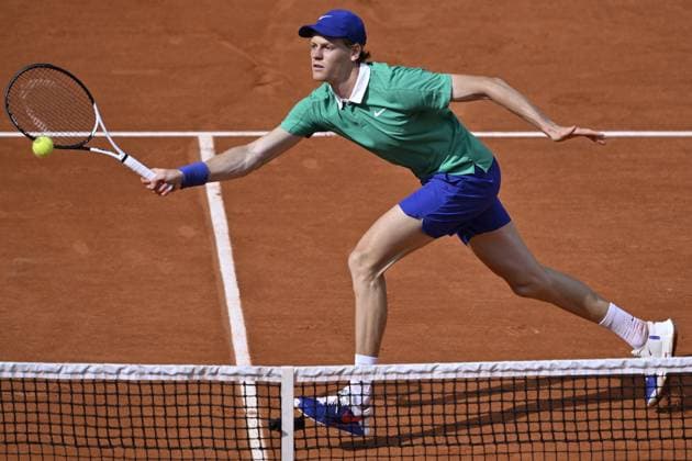 2025 Roland-Garros - Day 11 PARIS, FRANCE - JUNE 4: Jannik Sinner of Italy in action against Aleksandr Bublik (not seen) of Kazakhstan during the Men s Singles Quarter Final match on Day Eleven of the 2025 French Open at Court Philippe-Chatrier in Paris, France on June 4, 2025. Burak Akbulut Anadolu Paris France. Editorial use only. Please get in touch for any other usage.  Copyright: x2025xAnadoluxBurakxAkbulutx