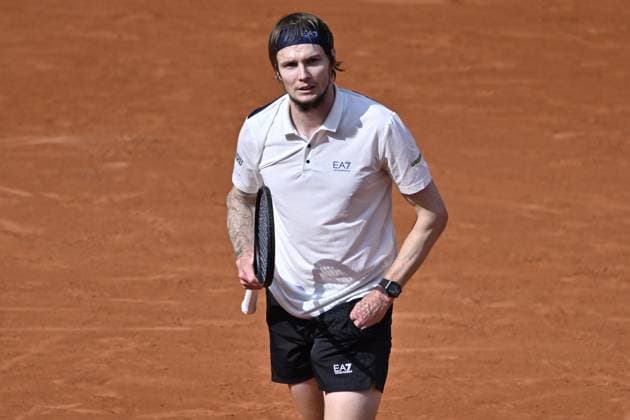 2025 Roland-Garros - Day 11 PARIS, FRANCE - JUNE 4: Aleksandr Bublik of Kazakhstan in action against Jannik Sinner (not seen) of Italy during the Men s Singles Quarter Final match on Day Eleven of the 2025 French Open at Court Philippe-Chatrier in Paris, France on June 4, 2025. Burak Akbulut Anadolu Paris France. Editorial use only. Please get in touch for any other usage.  Copyright: x2025xAnadoluxBurakxAkbulutx