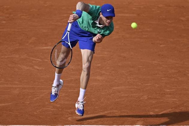 2025 Roland-Garros - Day 11 PARIS, FRANCE - JUNE 4: Jannik Sinner of Italy in action against Aleksandr Bublik (not seen) of Kazakhstan during the Men s Singles Quarter Final match on Day Eleven of the 2025 French Open at Court Philippe-Chatrier in Paris, France on June 4, 2025. Burak Akbulut Anadolu Paris France. Editorial use only. Please get in touch for any other usage.  Copyright: x2025xAnadoluxBurakxAkbulutx