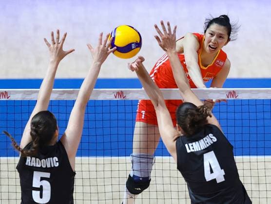 (250604) -- BEIJING, June 4, 2025 -- Wu Mengjie (R) of China spikes the ball during the pool 3 match between China and Belgium at the Women s Volleyball Nations League (VNL) 2025 at the National Indoor Stadium in Beijing, China, June 4, 2025. ) (SP)CHINA-BEIJING-VOLLEYBALL-VNL-CHINA VS BELGIUM(CN) LuoxYuan 