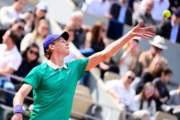 TENNIS : Roland Garros 2025 - Internationaux de France - 04 06 2025 Jannik Sinner ( Italy ) serves during the 2025 French Open at Roland Garros on Juin 04, 2025 in Paris, France. ( Photo Dante Badano PSNewz ) - ParisFrance  Copyright: xx