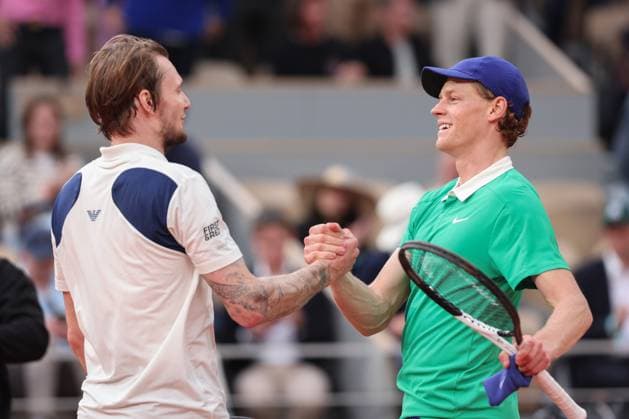 Alexander Bublik gratuliert dem Sieger Jannik Sinner (Kappe) Tennis - French Open 2025 - Roland Garros - Paris - - France - 4 June 2025. Copyright: xJuergenxHasenkopfx