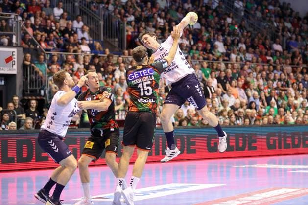 04.06.2025, xtgx, Handball, Daikin HBL, SC Magdeburg - SG Flensburg Handewitt v.l. Niclas Kirkelokke (Flensburg, 5) wirft Tor, Torschuetze, erzielt Tor, Treffer, scores the goal Magdeburg