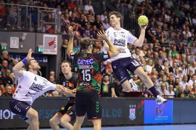 04.06.2025, xtgx, Handball, Daikin HBL, SC Magdeburg - SG Flensburg Handewitt v.l. Niclas Kirkelokke (Flensburg, 5) wirft Tor, Torschuetze, erzielt Tor, Treffer, scores the goal Magdeburg
