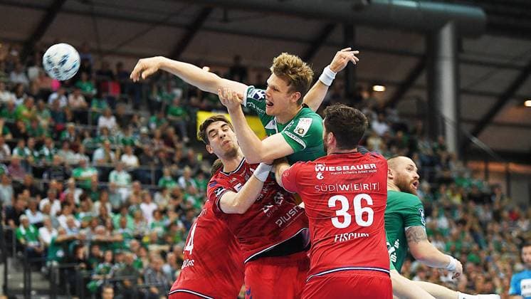 Bilder des Jahres 2025, Sport 06 Juni Sport Themen der Woche KW23 Sport Bilder des Tages Handball-Bundesliga, Saison 2024 2025, 33. Spieltag, SC DHfK Leipzig vs. SG BBM Bietigheim (04.06.2025) Torwurf Friedrich Schmitt (Rückraum SC DHfK Leipzig, Rückennummer 29) (Mitte oben) gegen Fynn Nicolaus (Rückraum Rückraumspieler Bietigheim, Rückennummer 14) (li.) und Jonathan Fischer (Kreisläufer Bietigheim, Rückennummer 36) (re.) beim Handball-Bundesliga-Spiel DHfK Leipzig gegen Bietigheim (04.06.2025) Leipzig Sachsen Deutschland QUARTERBACK Immobilien Arena Am Sportforum 2 *** Handball Bundesliga, Season 2024 2025, Matchday 33, SC DHfK Leipzig vs SG BBM Bietigheim 04 06 2025 Goal throw Friedrich Schmitt back SC DHfK Leipzig, back number 29 center top vs Fynn Nicolaus back Bietigheim, back number 14 left and Jonathan Fischer circle player Bietigheim, back number 36 right at the Handball Bundesliga match DHfK Leipzig vs Bietigheim 04 06 2025 Leipzig Saxony Germany QUARTERBACK Immobilien Arena Am Sportforum 2